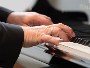 Thomas Gabriel spielt am Klavier; Ausschnitt der Klaviatur